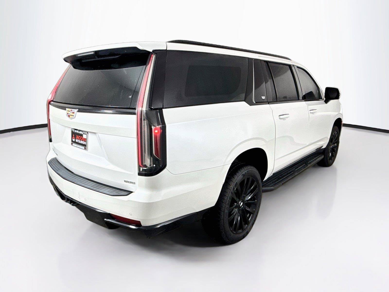 Used 2022 Cadillac Escalade ESV Luxury AWD/4WD image 2
