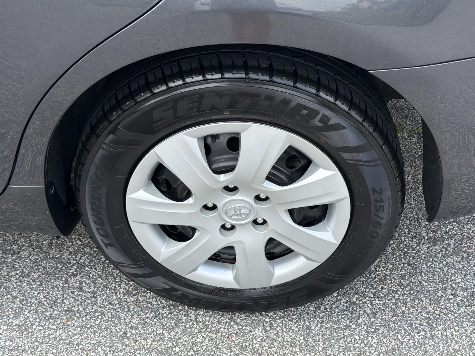 Used 2010 Toyota Camry LE FWD image 19