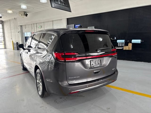 Used 2023 Chrysler Pacifica Touring-L w/ Uconnect Theater Family Group AWD/4WD image 6