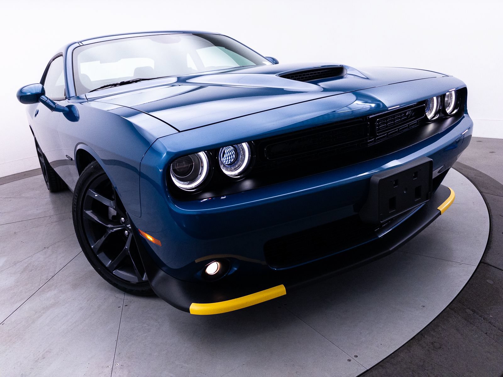 Used 2021 Dodge Challenger R/T w/ Driver Convenience Group RWD image 10