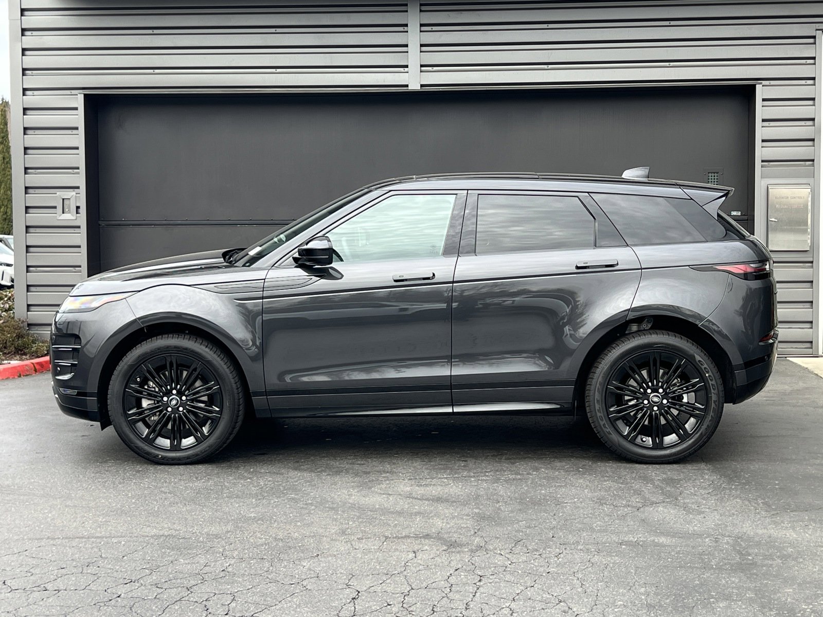 New 2025 Land Rover Range Rover Evoque Dynamic SE AWD/4WD image 5
