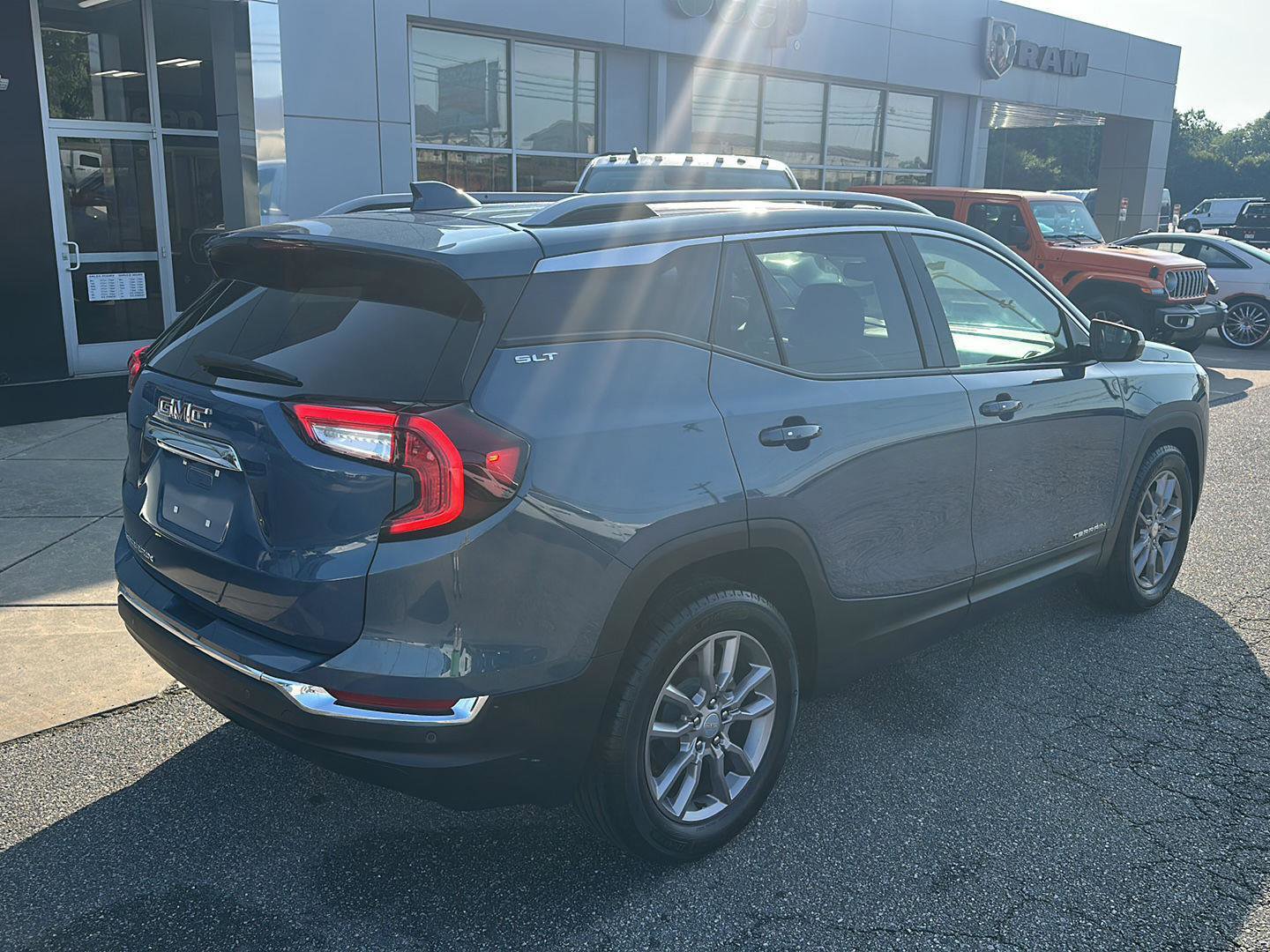 Used 2024 GMC Terrain SLT w/ Tech Package image 8