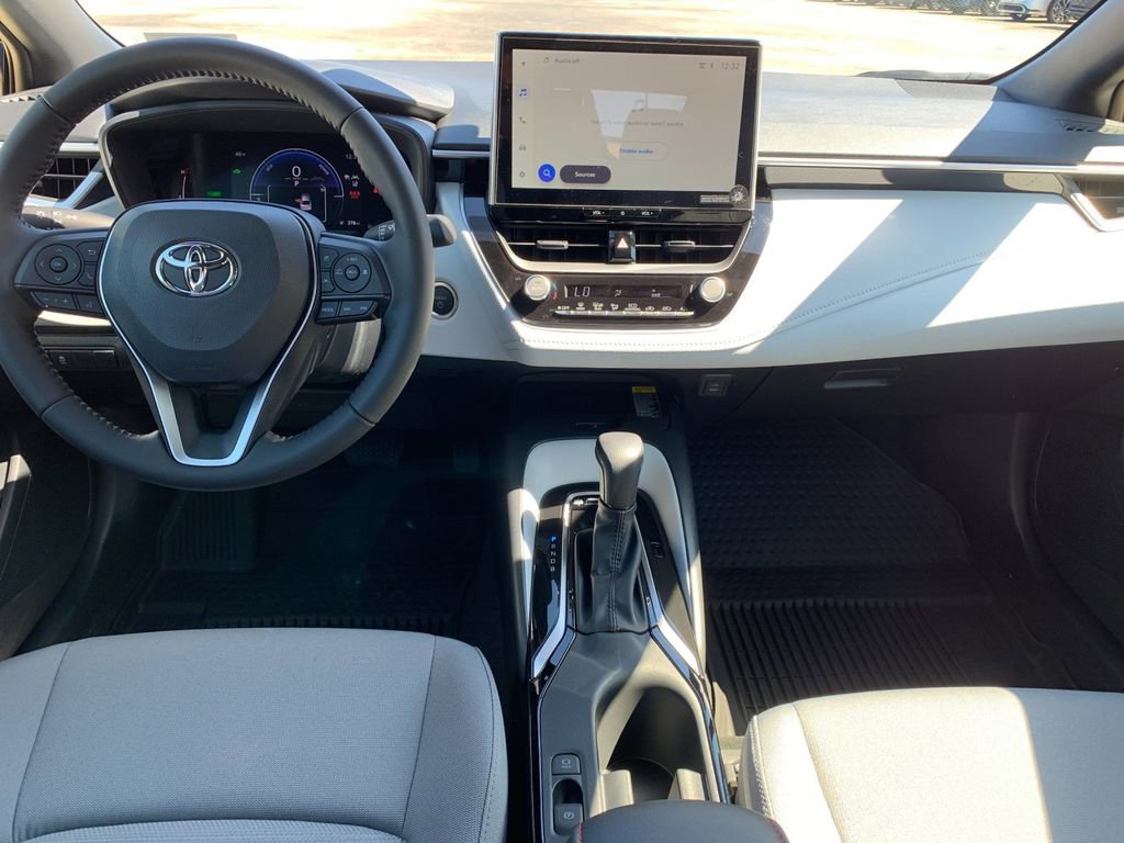 Used 2025 Toyota Corolla SE w/ SE Premium Package image 16