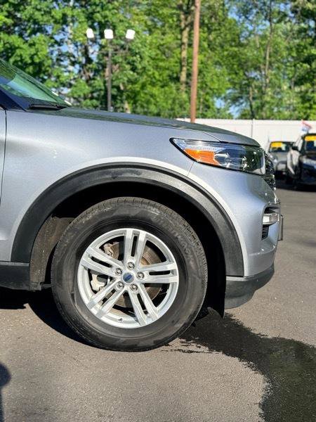Used 2022 Ford Explorer XLT w/ Equipment Group 202A AWD/4WD image 4