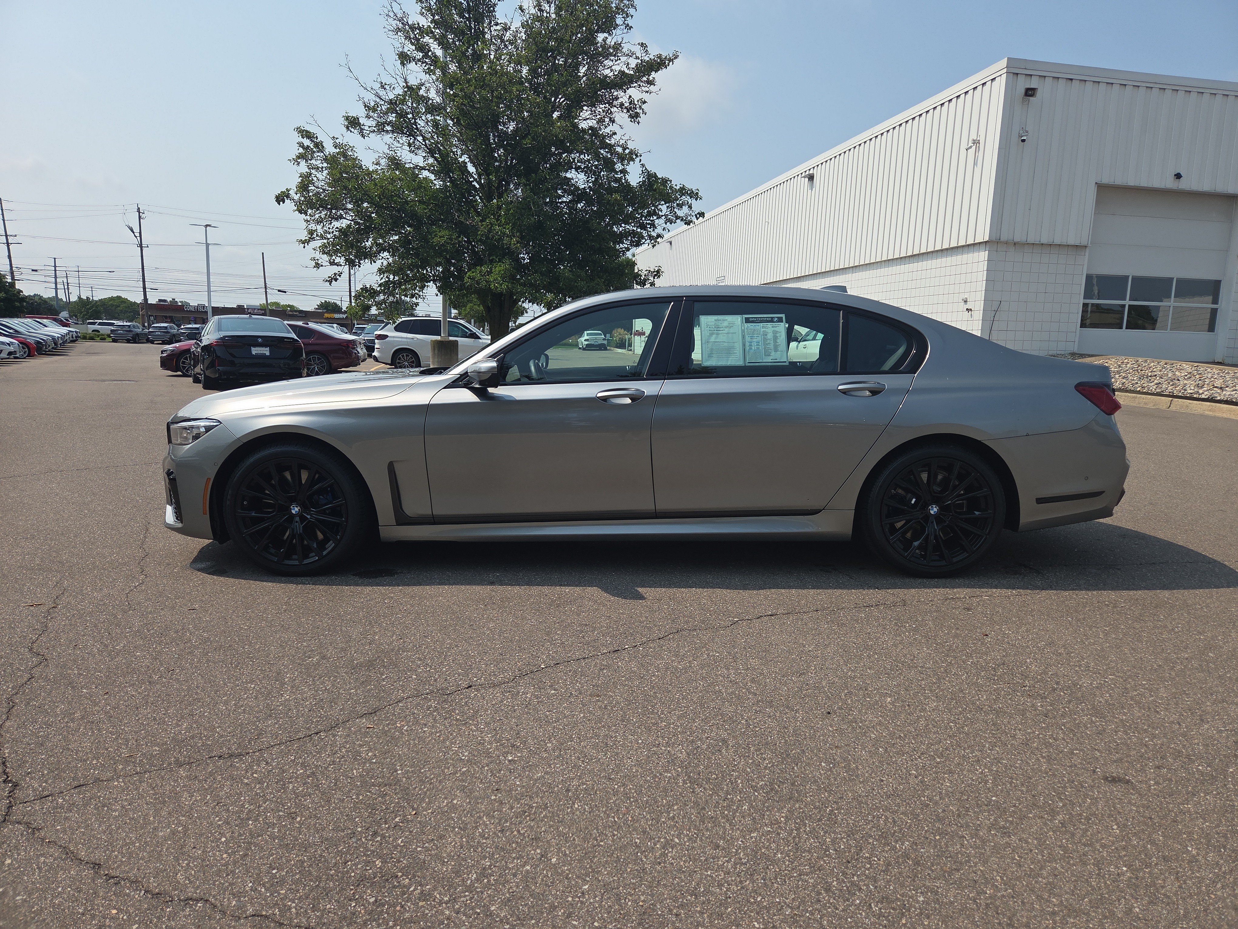 Used 2022 BMW 750i xDrive w/ M Sport Package AWD/4WD image 2