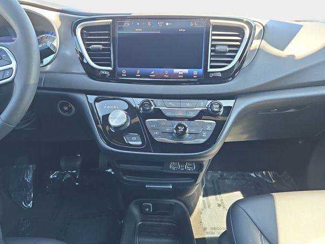 Used 2025 Chrysler Pacifica Select FWD image 24