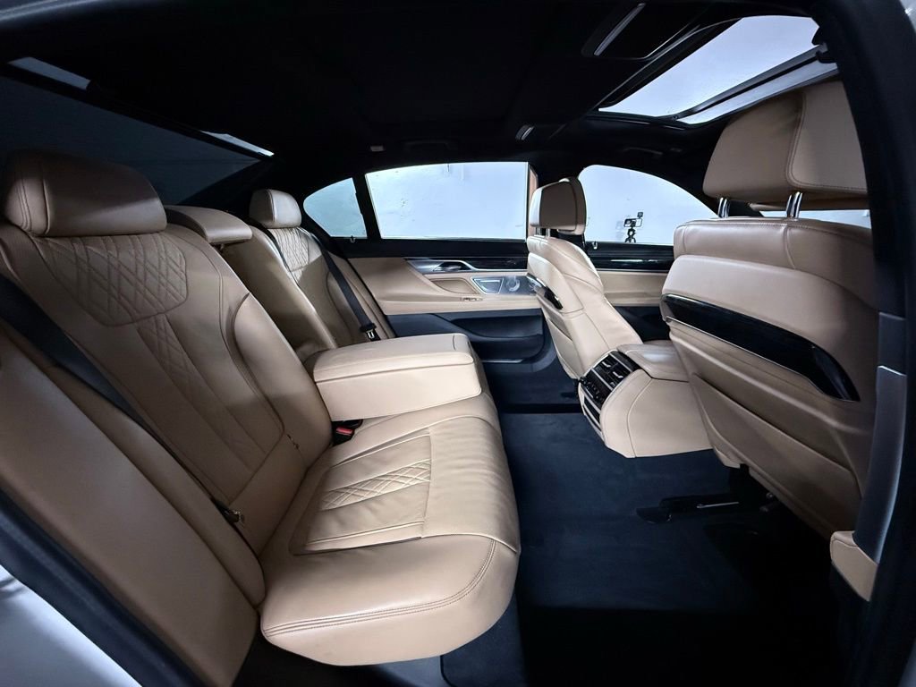 Used 2022 BMW 750i xDrive w/ Executive Package image 27