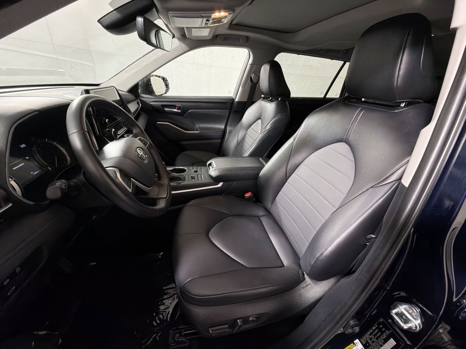 Used 2025 Toyota Highlander XLE AWD/4WD image 13