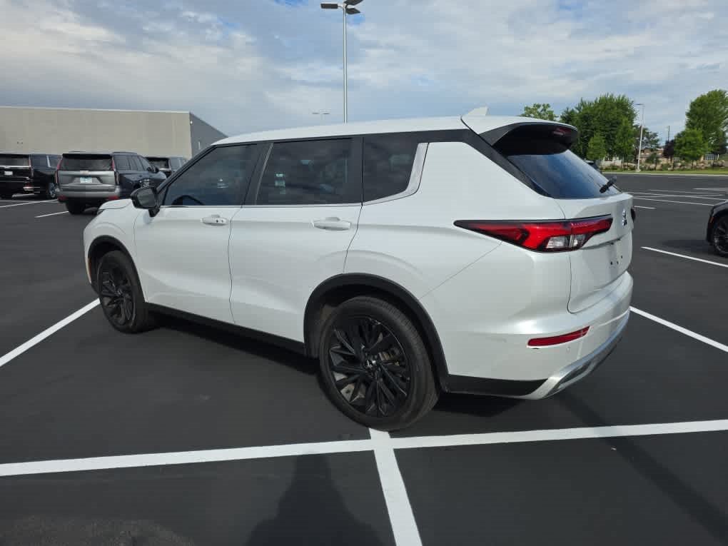 Used 2023 Mitsubishi Outlander SE AWD/4WD image 4