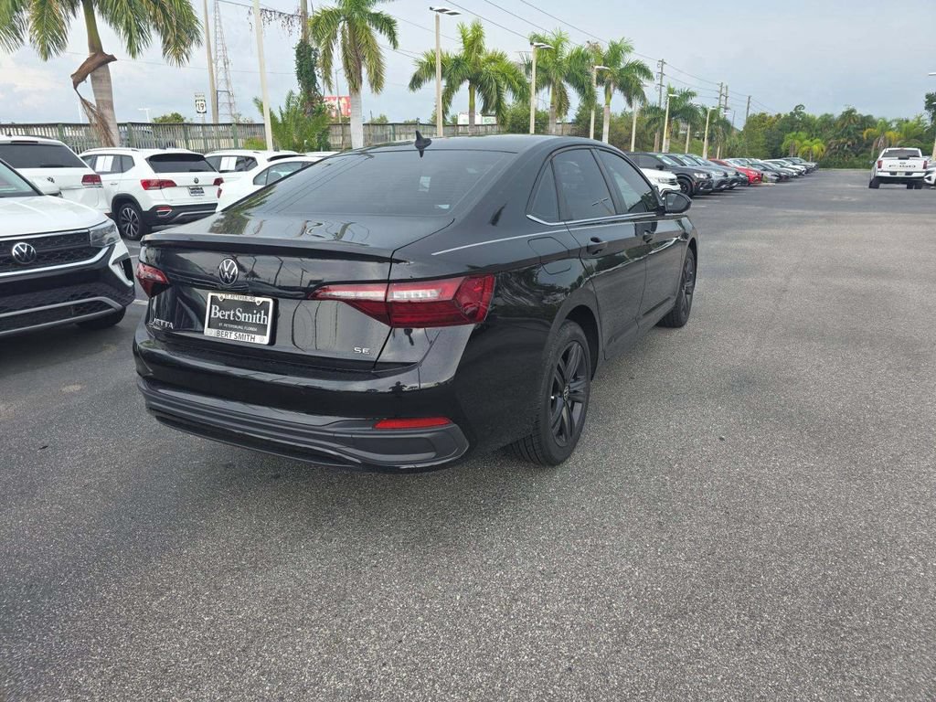 Used 2023 Volkswagen Jetta SE FWD image 4