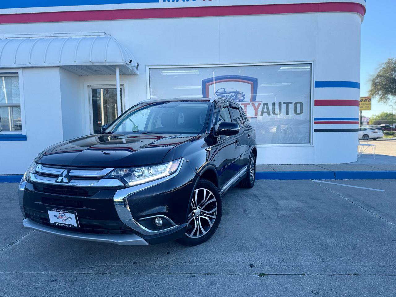 Used 2018 Mitsubishi Outlander SE image 2