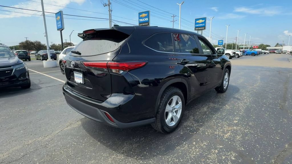 Used 2023 Toyota Highlander L FWD image 8