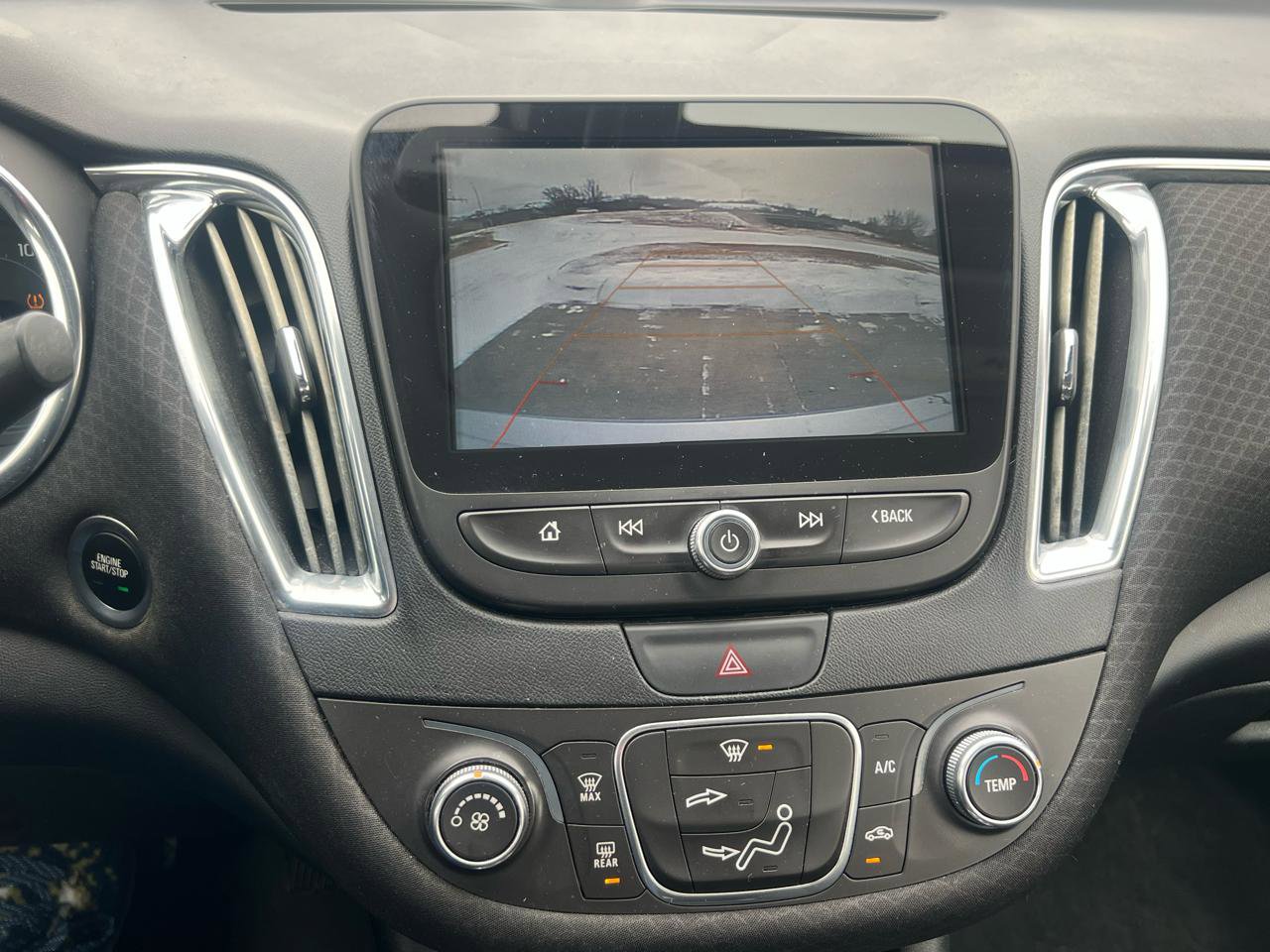 Used 2018 Chevrolet Malibu LT FWD image 13