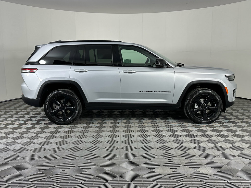 New 2025 Jeep Grand Cherokee Altitude AWD/4WD image 20