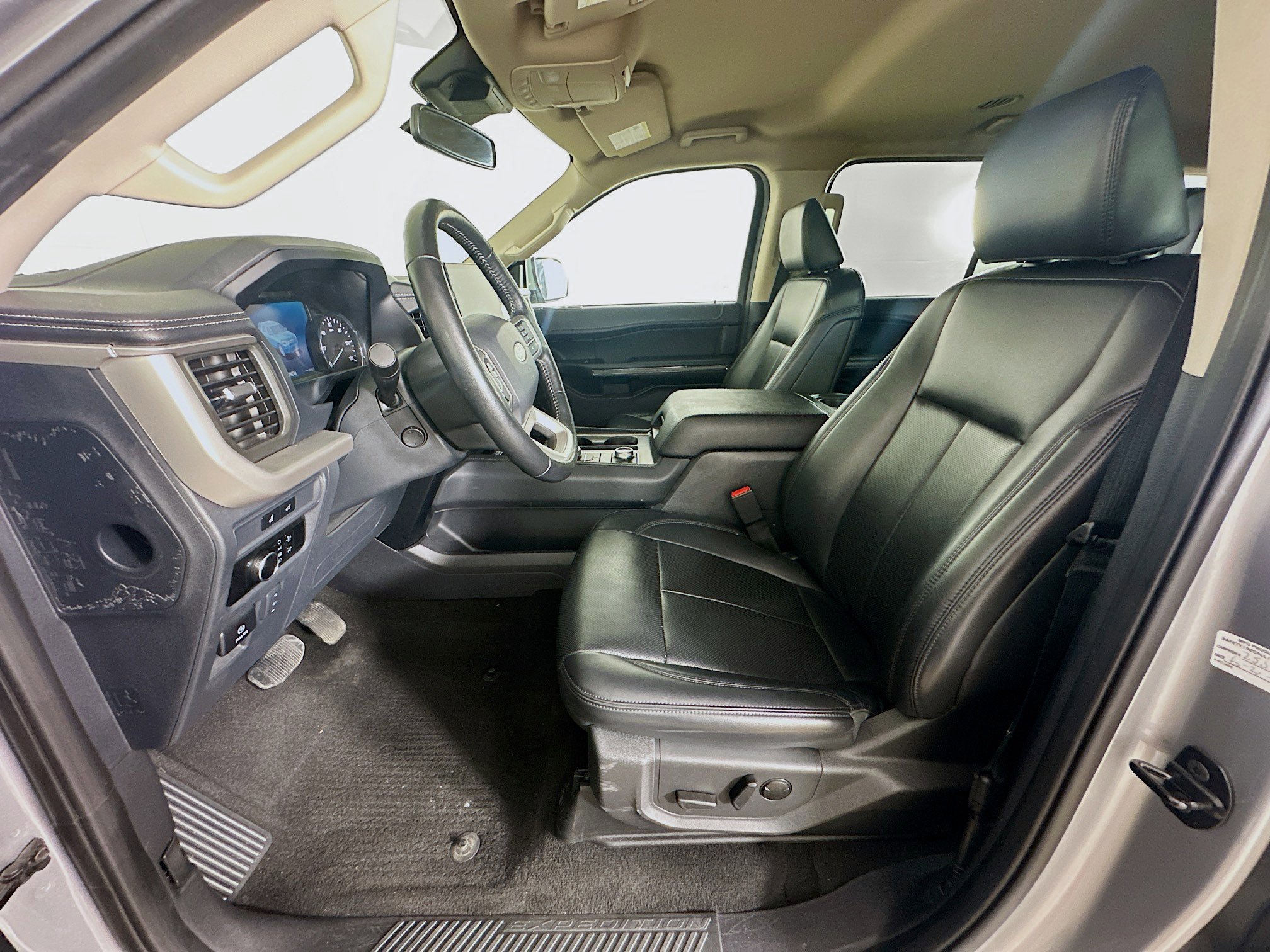 Used 2024 Ford Expedition XLT image 13