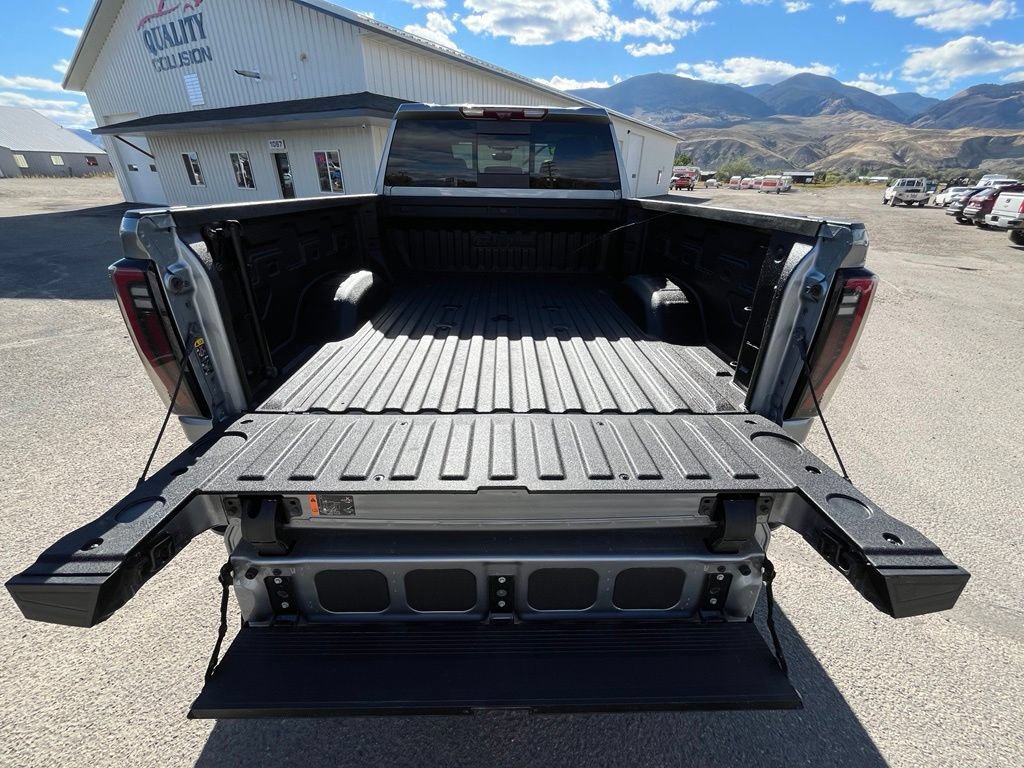 Used 2025 GMC Sierra 3500 AT4 w/ AT4 Premium Plus Package AWD/4WD image 17