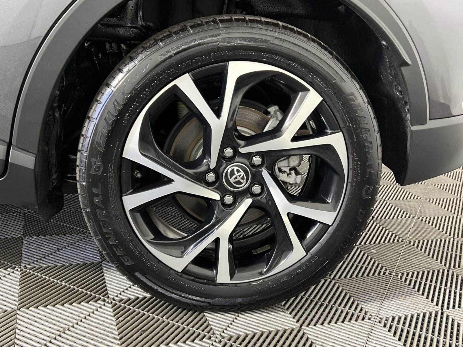 Used 2019 Toyota C-HR Limited image 12