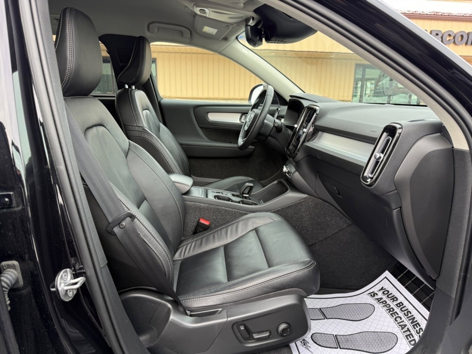 Used 2022 Volvo XC40 T5 Momentum image 11