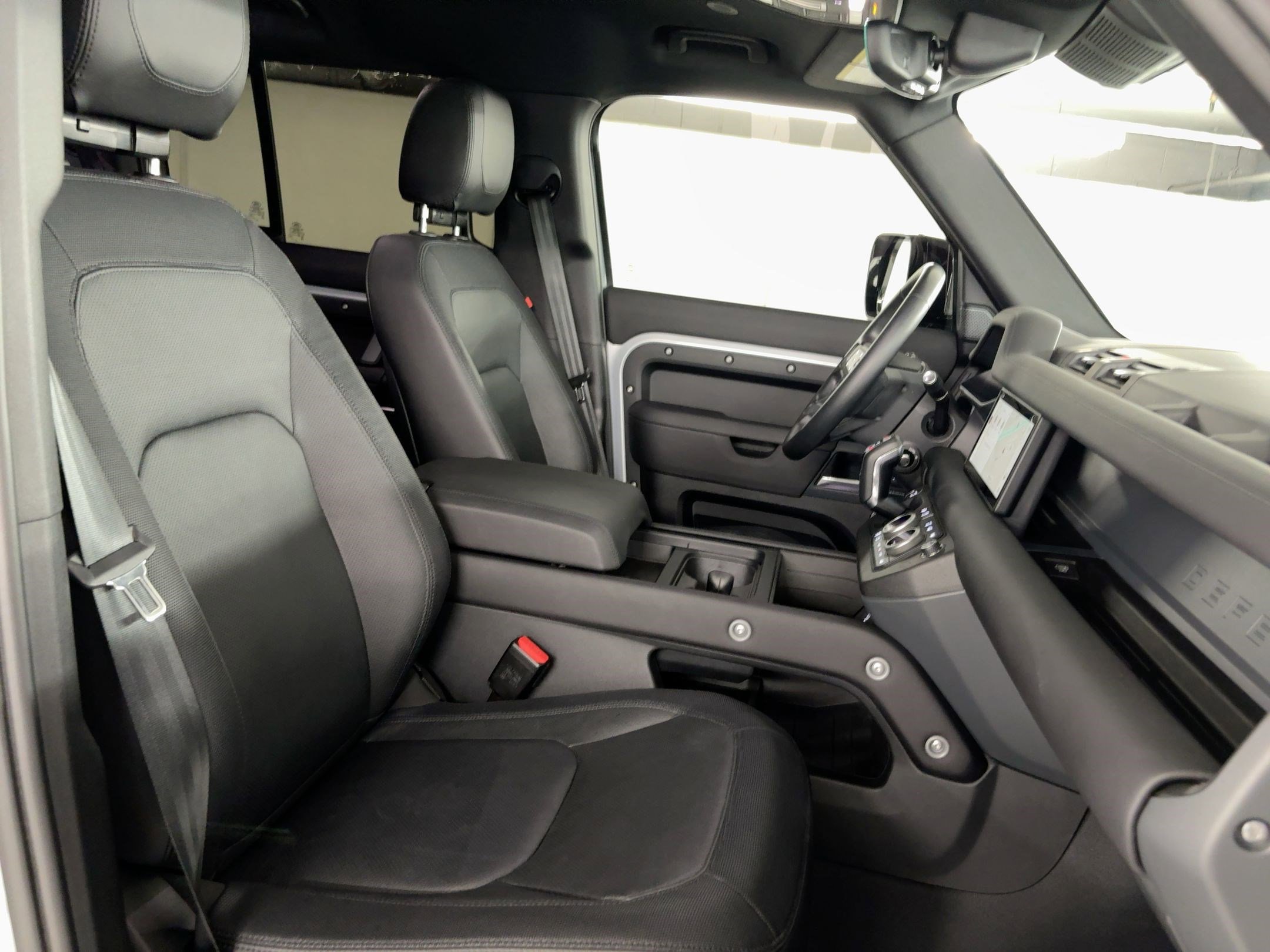 Used 2024 Land Rover Defender 110 X-Dynamic SE image 31