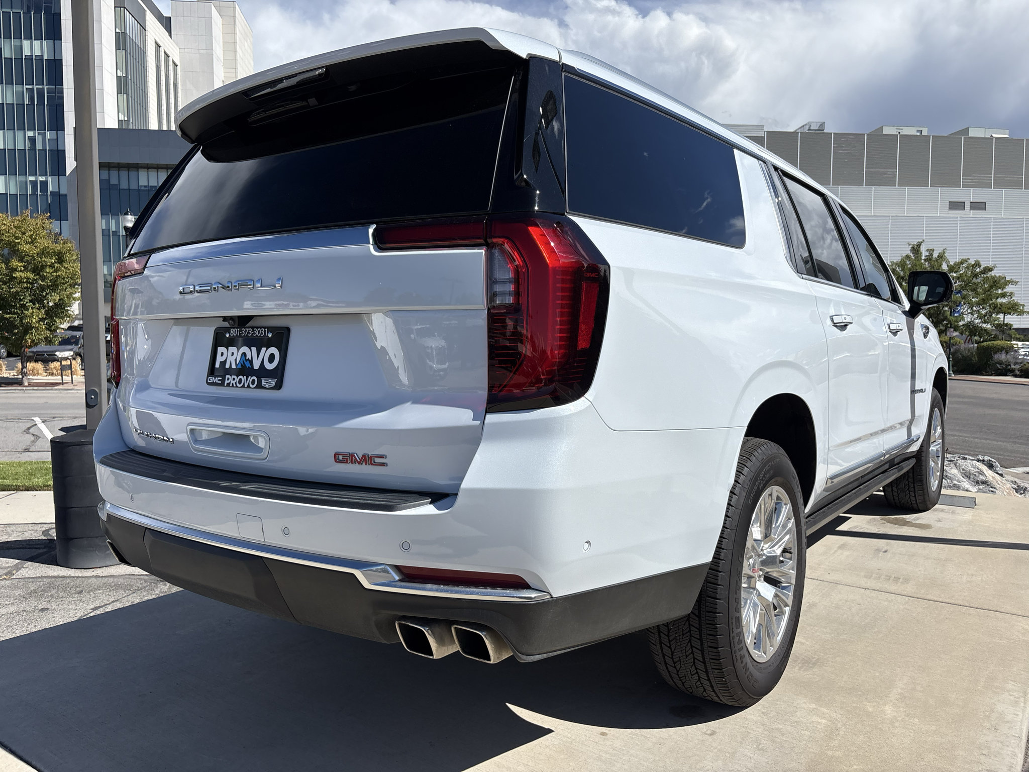 Used 2026 GMC Yukon XL Denali w/ Sun & Power Step Package AWD/4WD image 5