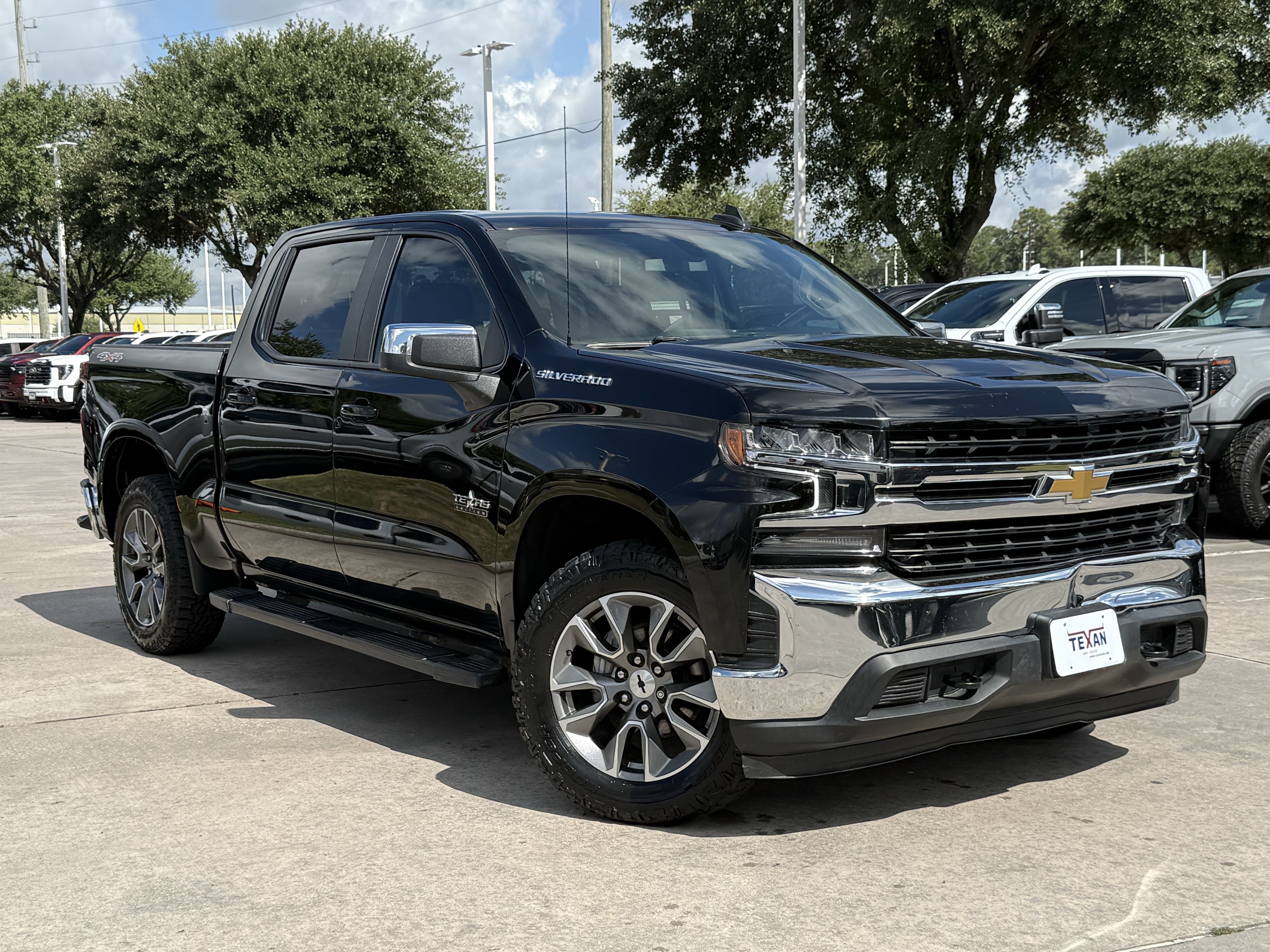 Used 2022 Chevrolet Silverado 1500 LT AWD/4WD image 2