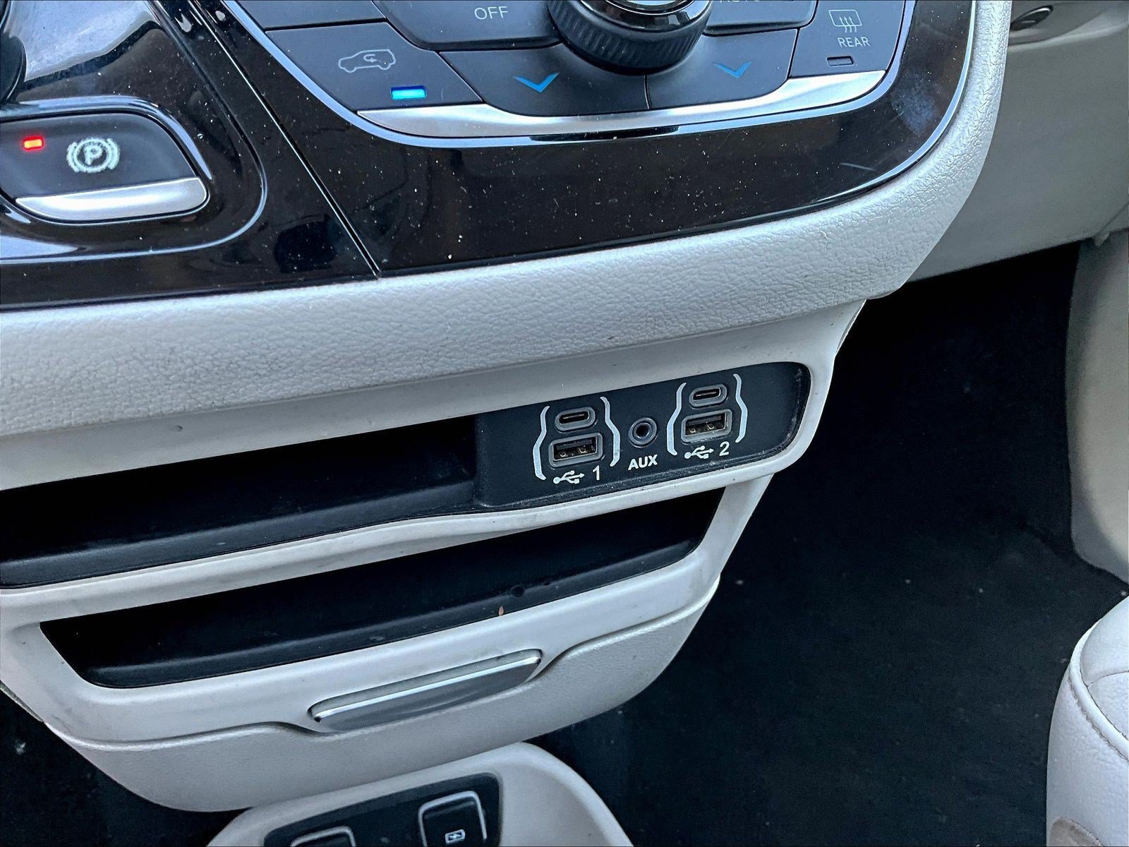 Used 2021 Chrysler Pacifica Touring-L FWD image 16