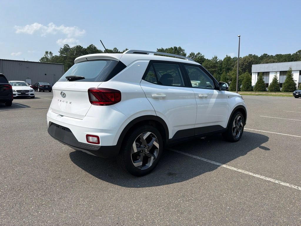 Used 2024 Hyundai Venue SEL FWD image 5