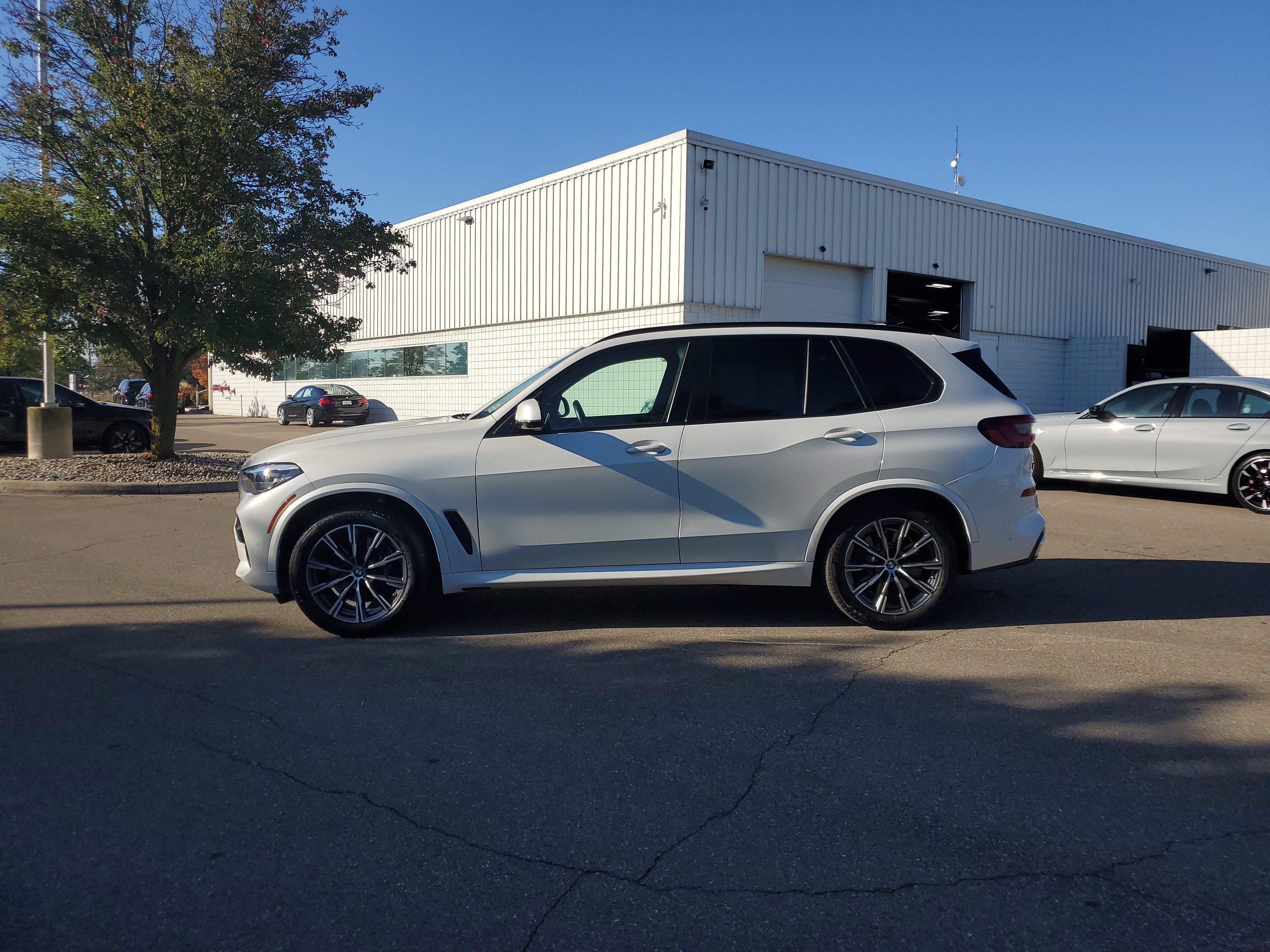 Used 2021 BMW X5 xDrive40i w/ M Sport Package AWD/4WD image 2