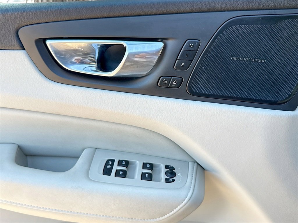 Used 2023 Volvo XC60 B5 Plus image 19
