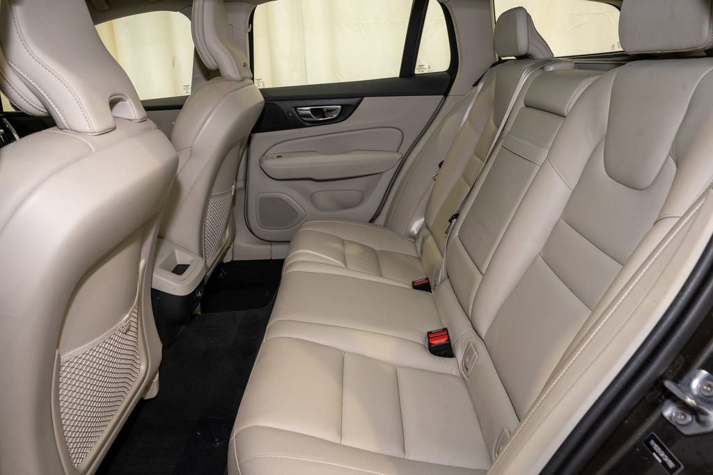 Used 2019 Volvo V60 T5 Momentum image 8