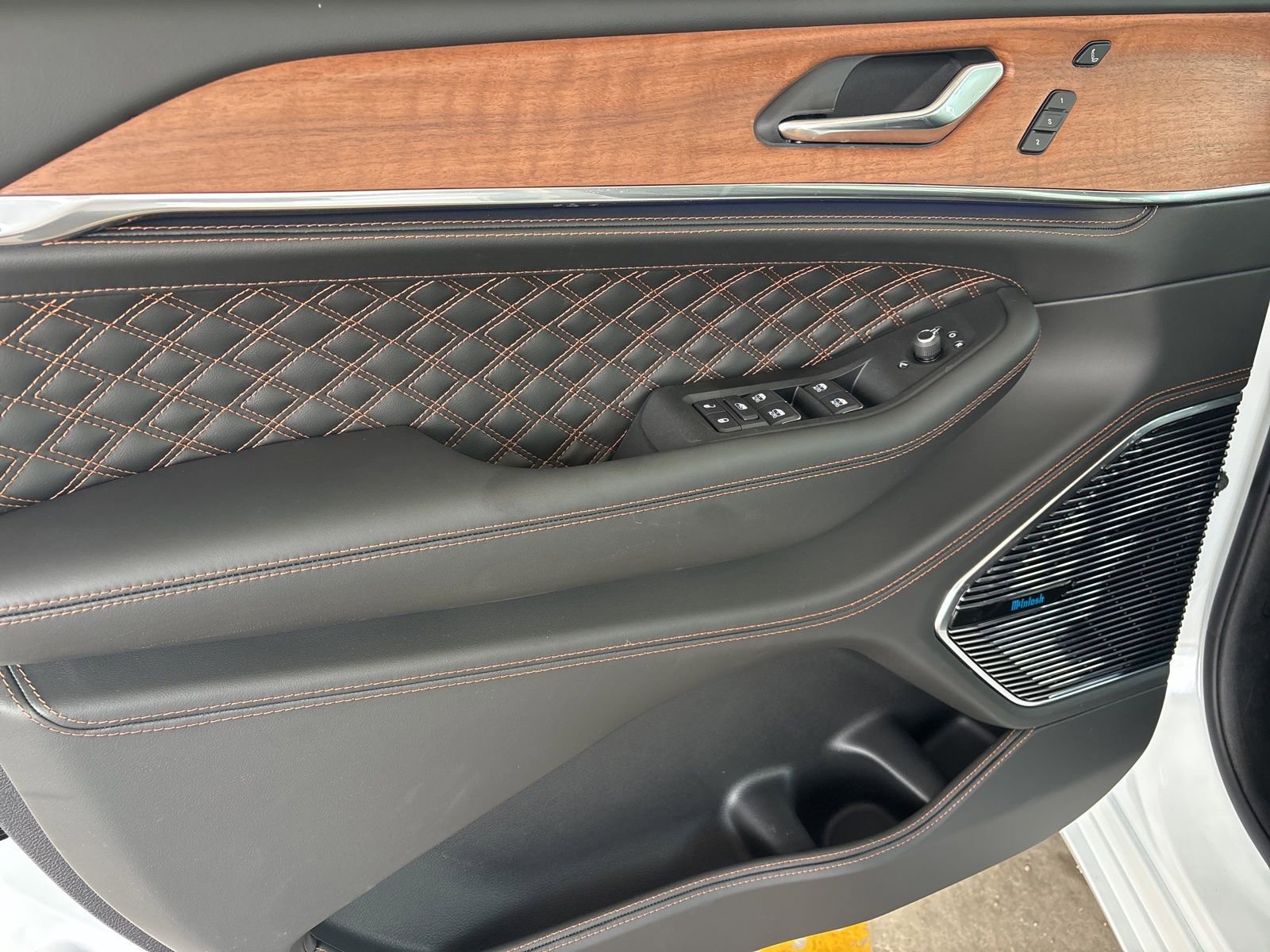 New 2025 Jeep Grand Cherokee Summit image 10