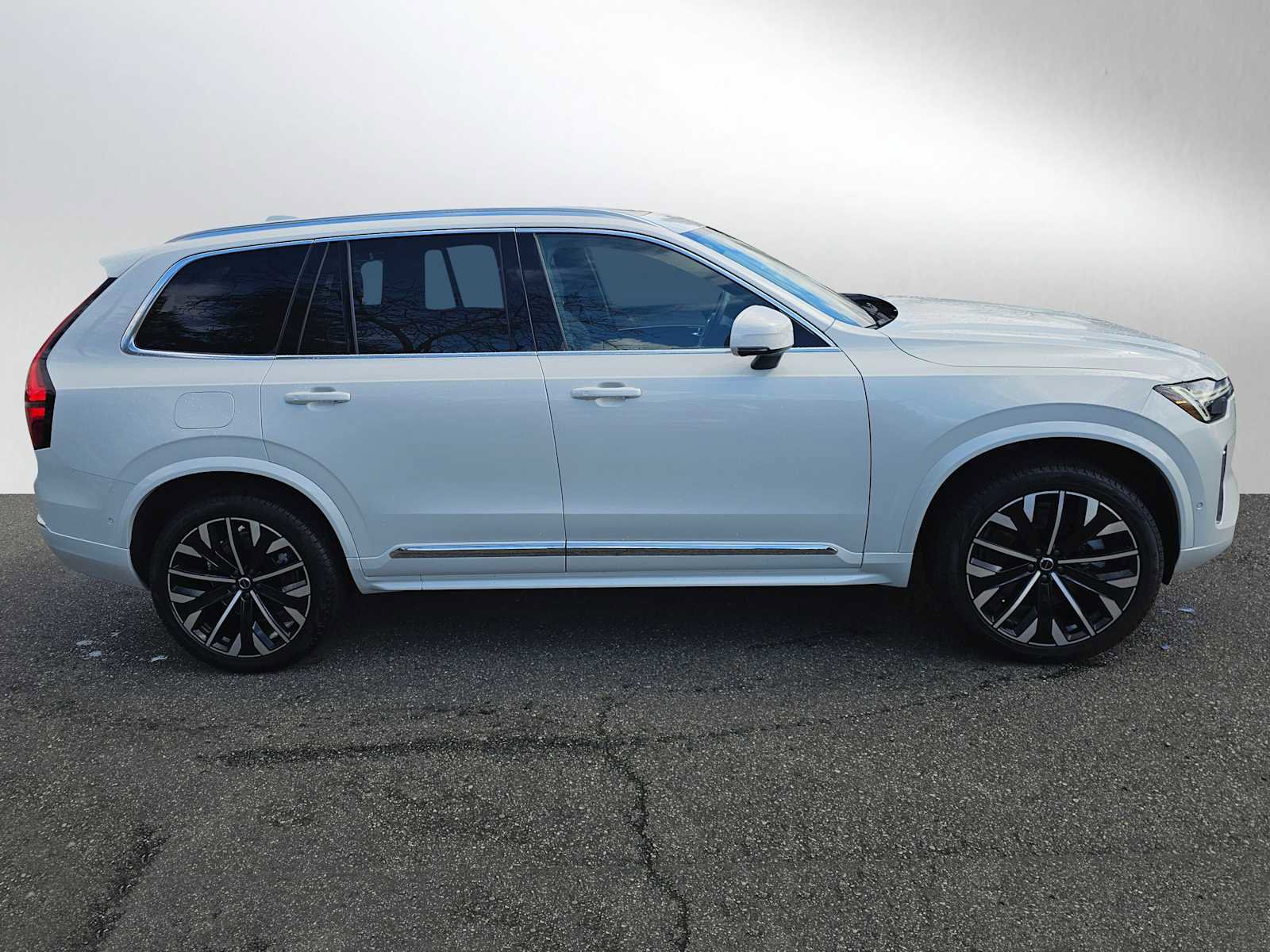 Used 2025 Volvo XC90 T8 Plus w/ Protection Package Premier image 2