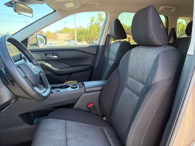 Used 2025 Nissan Rogue SV AWD/4WD image 16