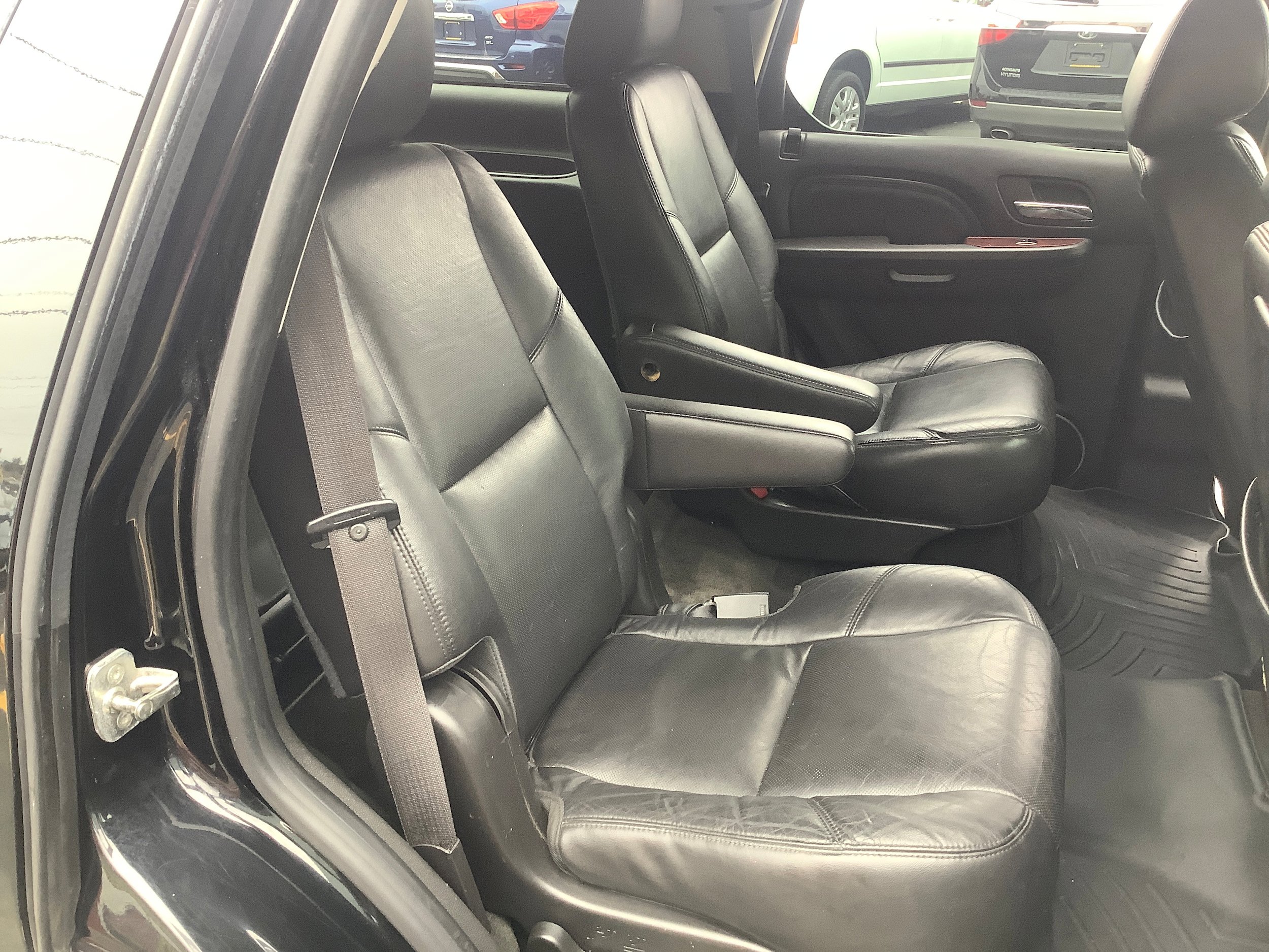 Used 2011 Cadillac Escalade Luxury AWD/4WD image 16
