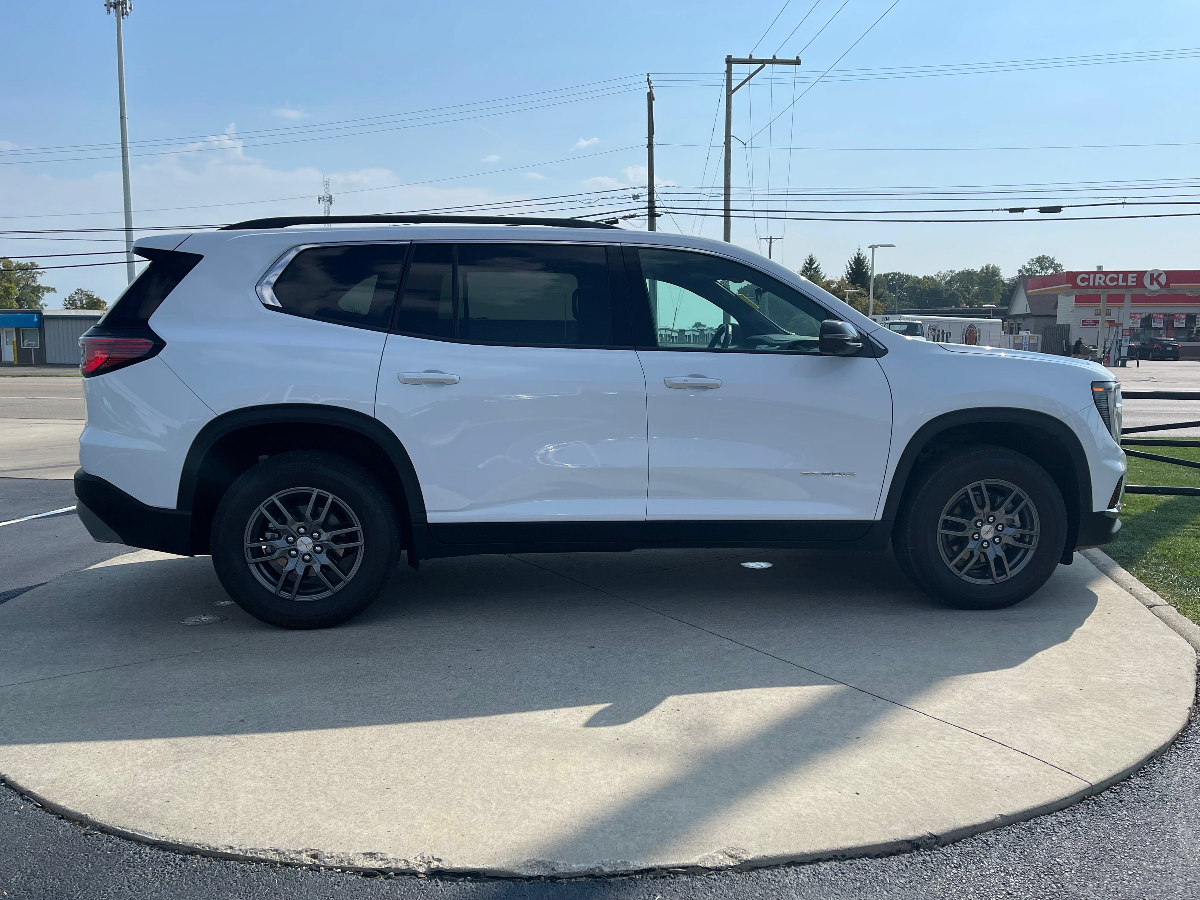 Used 2025 GMC Acadia Elevation FWD image 8