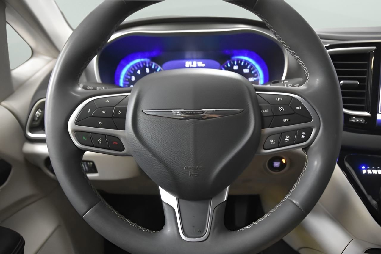 Used 2023 Chrysler Pacifica Touring-L image 14
