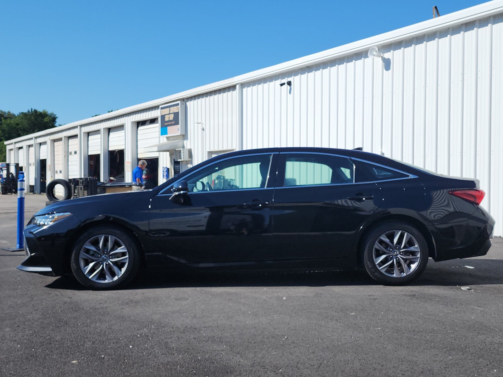 Used 2019 Toyota Avalon XLE w/ Moonroof Package FWD image 2