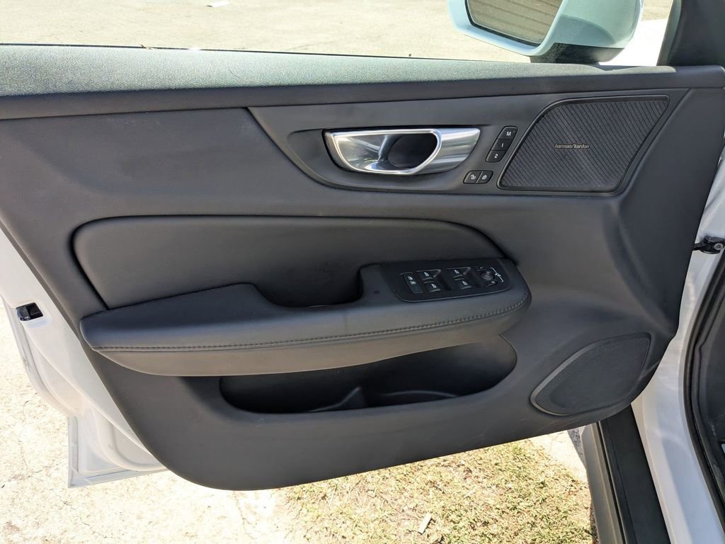 Used 2025 Volvo V60 B5 Cross Country Plus image 11