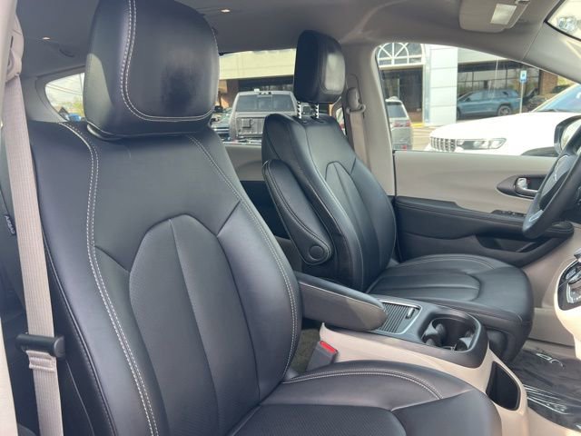Used 2024 Chrysler Pacifica Touring-L FWD image 30