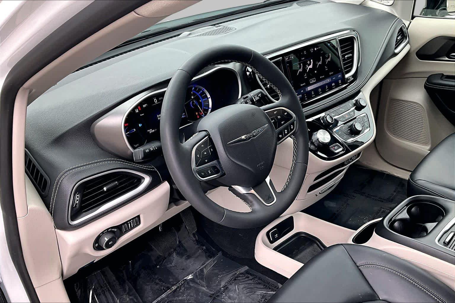 Used 2024 Chrysler Pacifica Limited FWD image 18