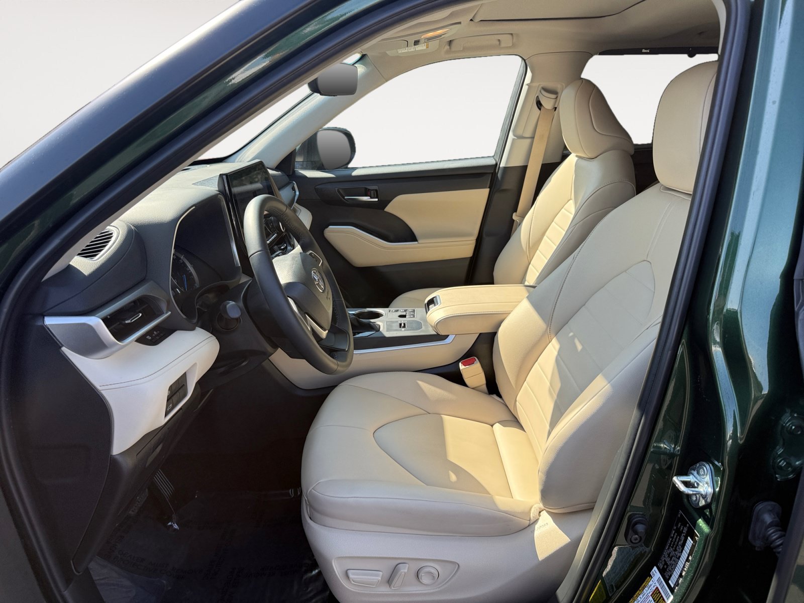 Used 2025 Toyota Highlander XLE AWD/4WD image 10