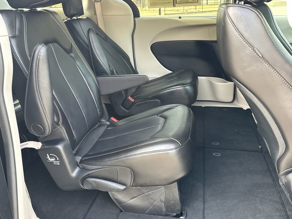 Used 2023 Chrysler Pacifica Touring-L image 15