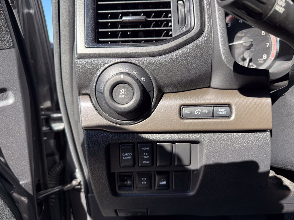 Used 2024 Nissan Titan PRO-4X w/ Pro-4x Convenience Package AWD/4WD image 8