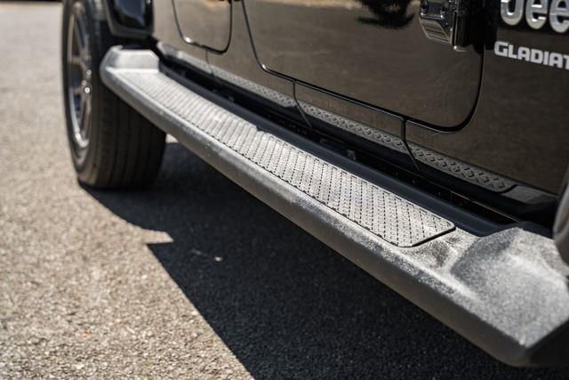 Used 2020 Jeep Gladiator Overland w/ Cold Weather Group image 18