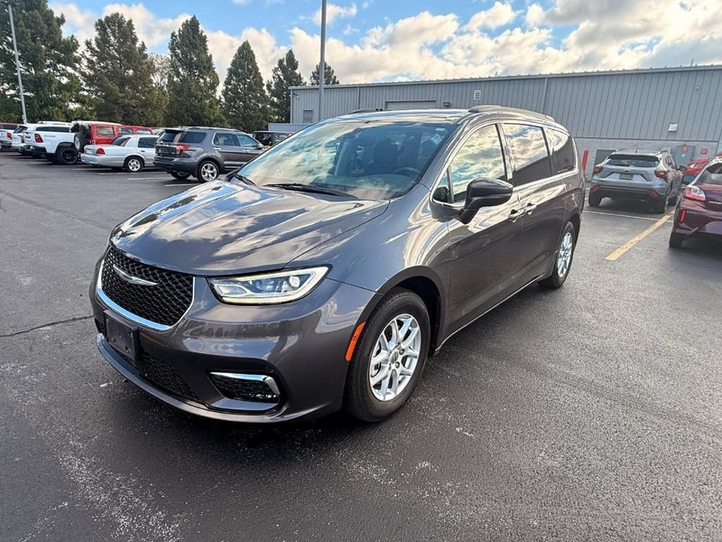 Used 2022 Chrysler Pacifica Touring-L FWD image 2