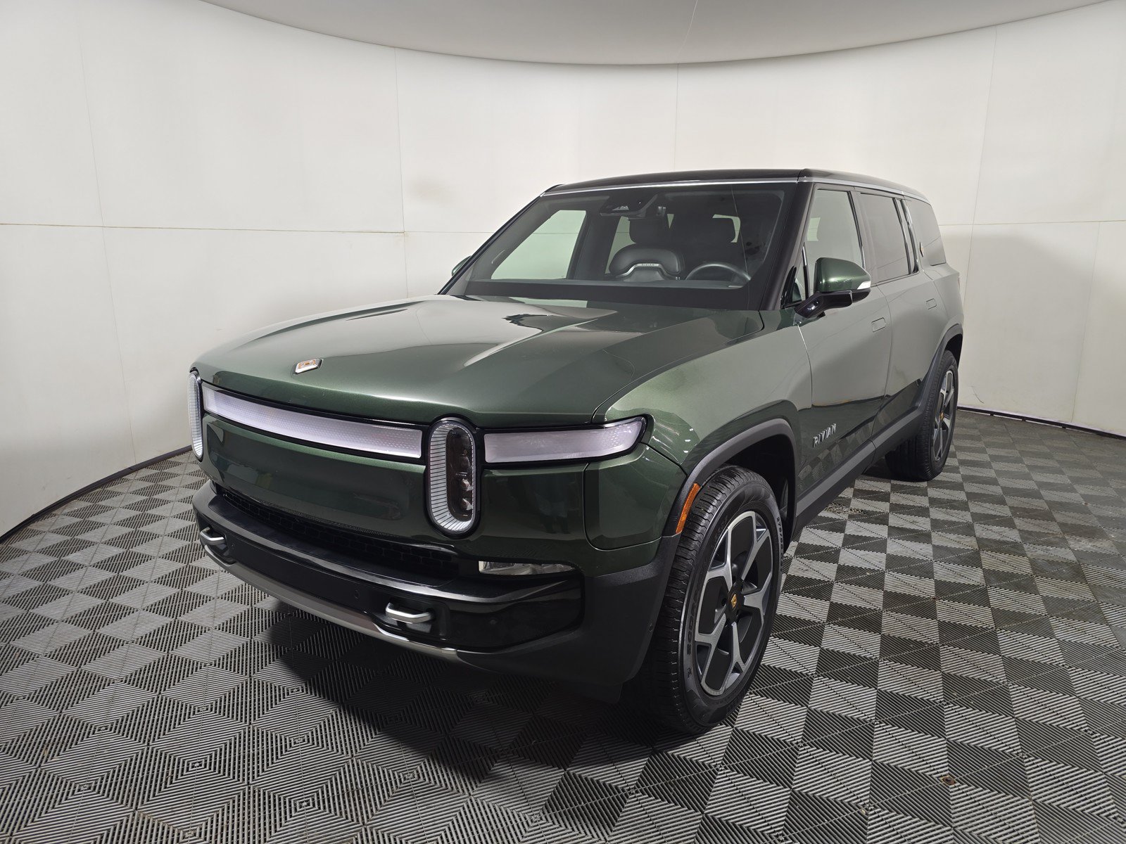 Used 2024 Rivian R1S Adventure AWD/4WD image 1