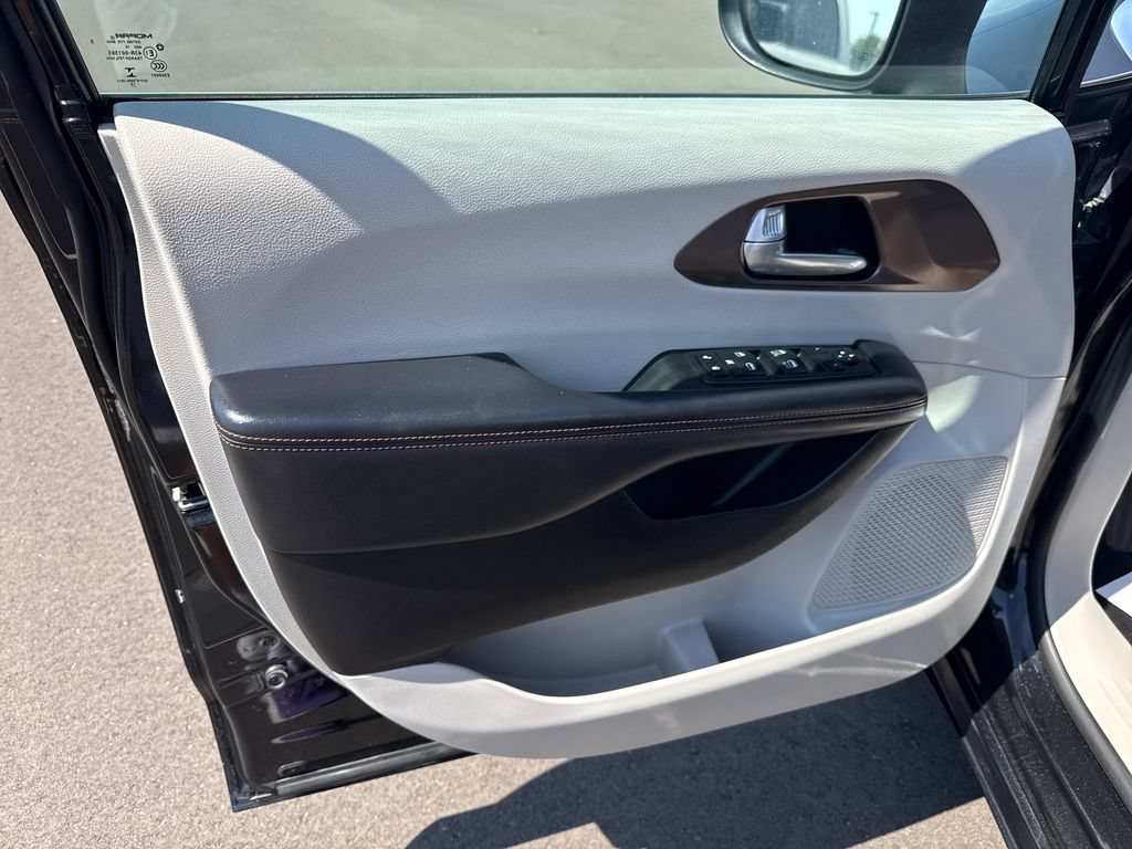 Used 2017 Chrysler Pacifica Touring FWD image 10