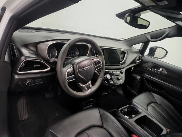 Used 2025 Chrysler Pacifica Select FWD image 18