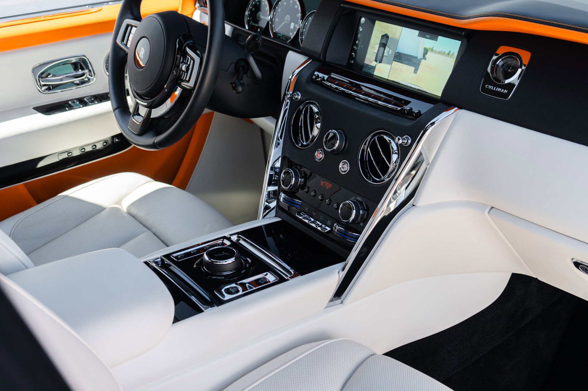 Used 2022 Rolls-Royce Cullinan w/ Cullinan Package image 17