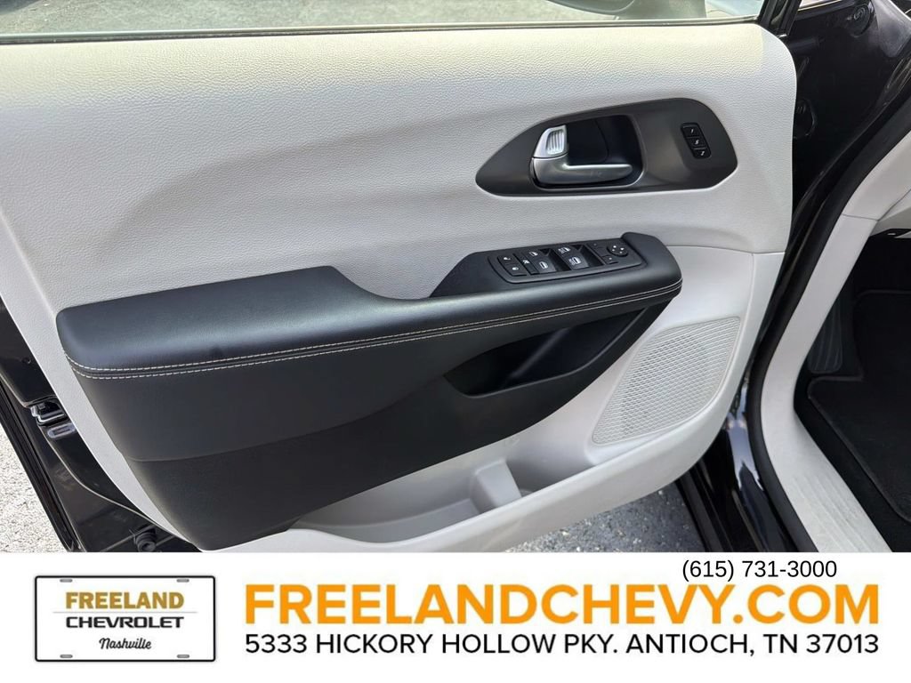 Used 2023 Chrysler Pacifica Touring-L FWD image 20